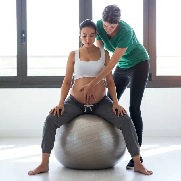 gestante fazendo exercícios abdominais