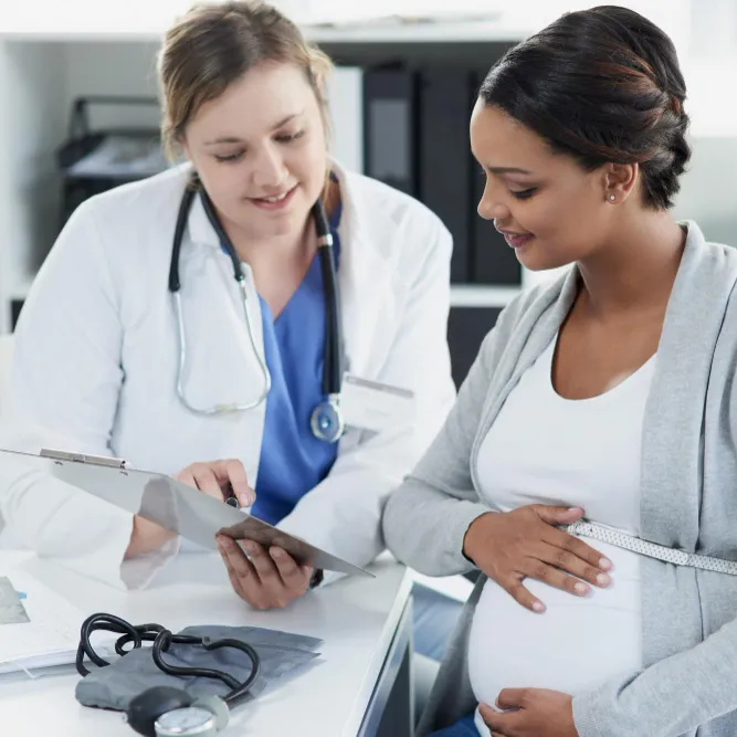 Médica e paciente felizes com baixo risco